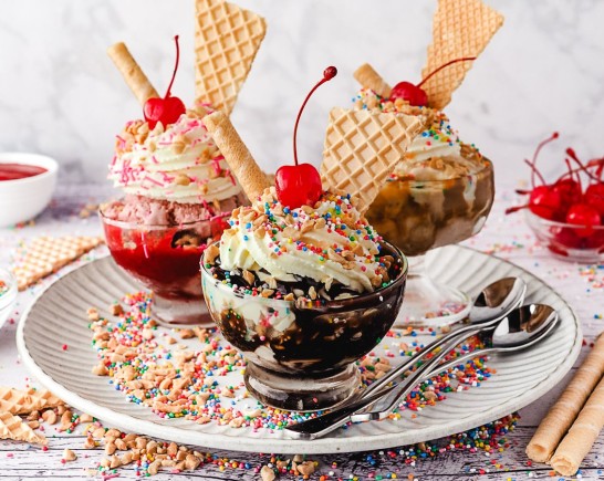 Ice cream sundae hero 10