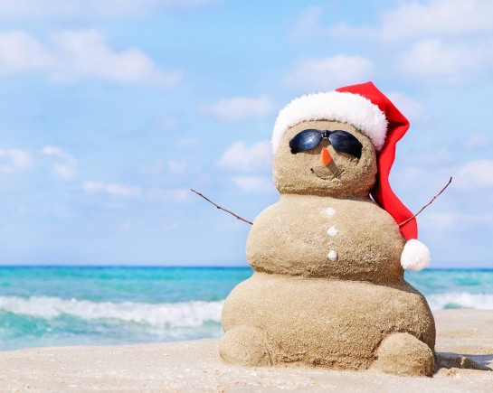 sand snowman with ocean background Depositphotos 22462511 960x600 47823685